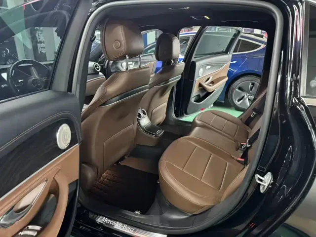 Mercedes-Benz E-Class — Фото автомобиля 5