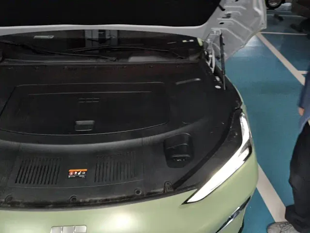 Geely Galaxy E8 — Фото автомобиля 22