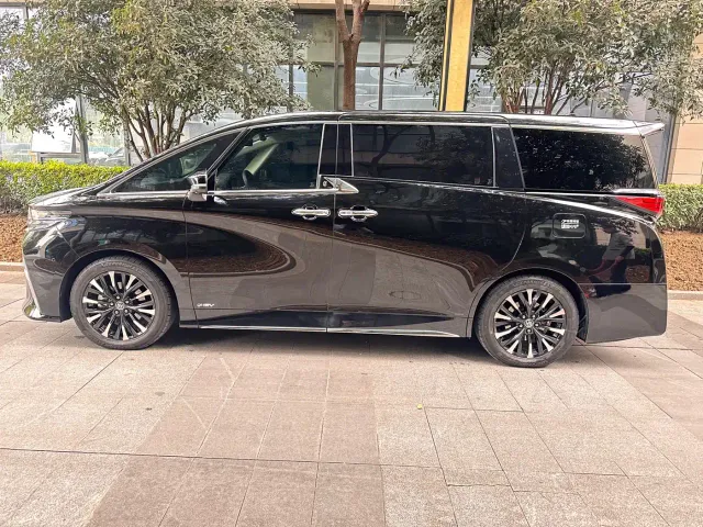 Toyota Alphard — Фото автомобиля 4