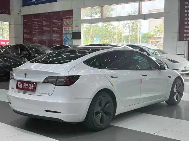 Tesla Model 3 — Фото автомобиля 5
