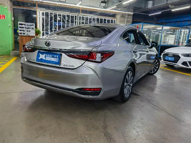 Lexus ES — Фото автомобиля 4