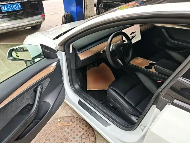 Tesla Model 3 — Фото автомобиля 15