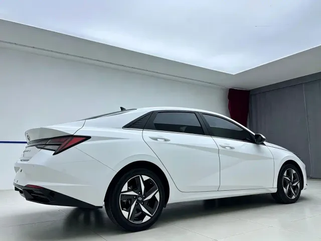 Hyundai Elantra — Фото автомобиля 6