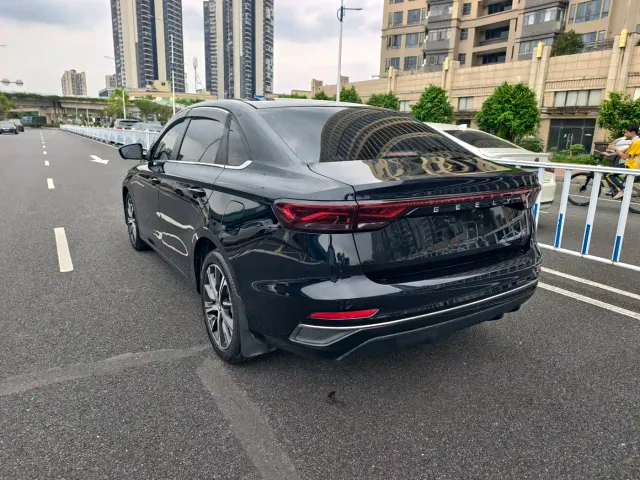 Geely Emgrand — Фото автомобиля 9