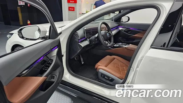 BMW 5 Series G60 — Фото автомобиля 10