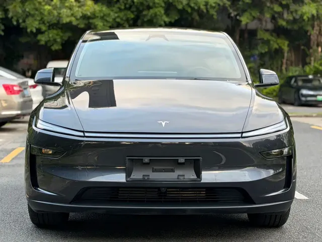 Tesla Model Y 2025 Rear-Wheel Drive — Фото автомобиля 3