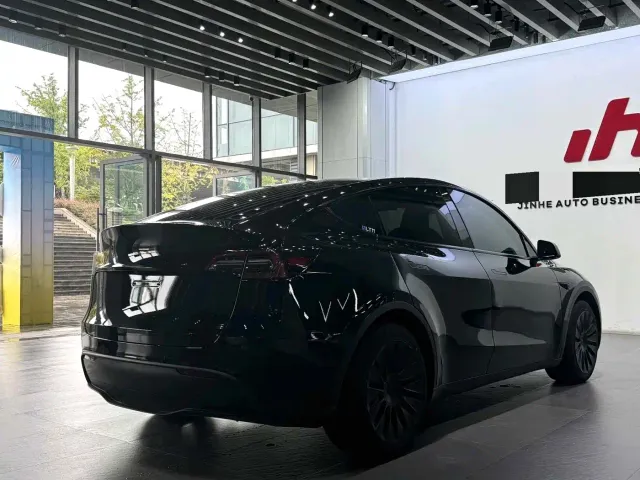 Tesla Model Y — Фото автомобиля 9