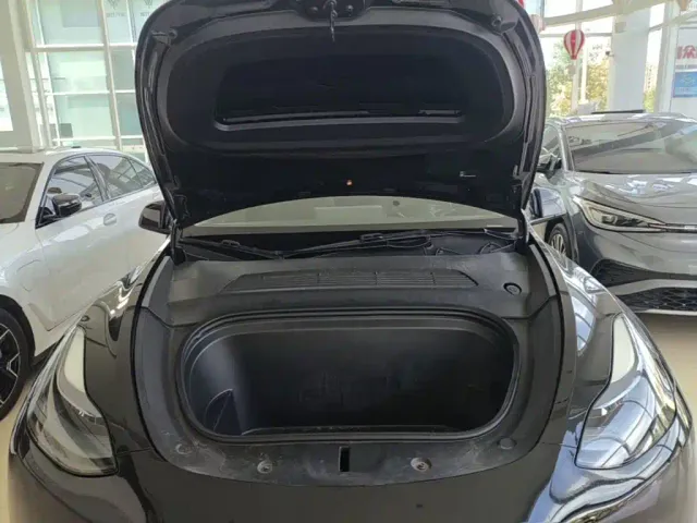 Tesla Model Y — Фото автомобиля 19