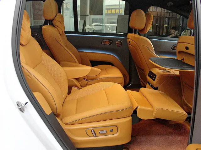 Li Auto i8 — Фото автомобиля 18