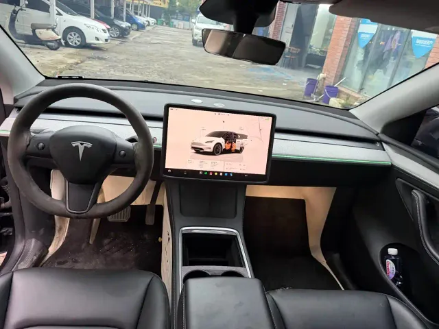 Tesla Model Y — Фото автомобиля 8