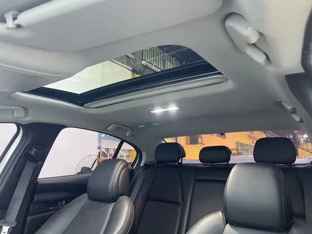 Mazda Axela — Фото автомобиля 15