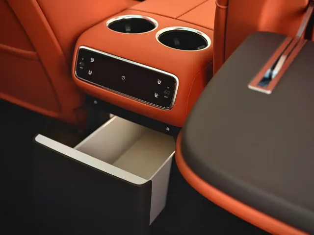 Li Auto L8 — Фото автомобиля 9