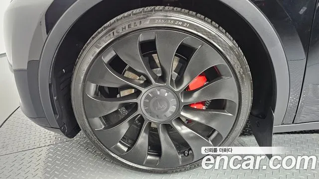 Tesla Model Y — Фото автомобиля 5