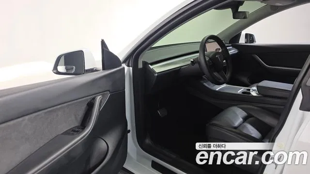 Tesla Model Y — Фото автомобиля 9