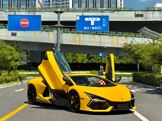 Lamborghini Revuelto — Фото автомобиля 2