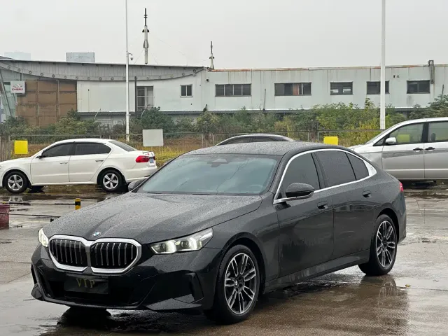 Фотография автомобиля — BMW 5 Series