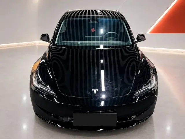 Tesla Model 3 — Фото автомобиля 2