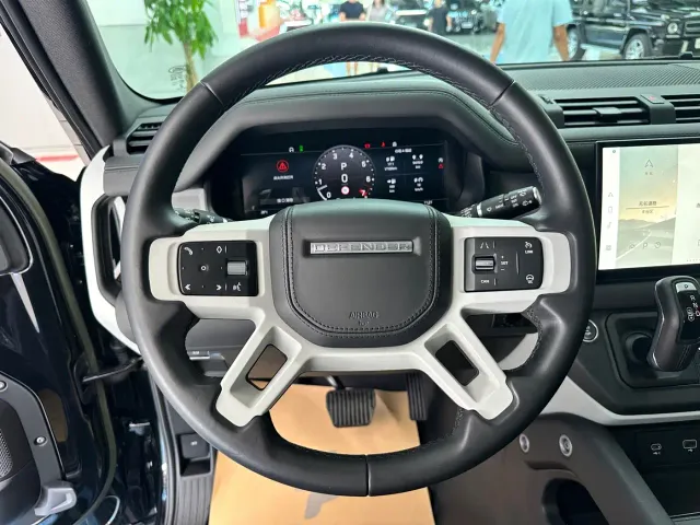 Land Rover Defender — Фото автомобиля 14