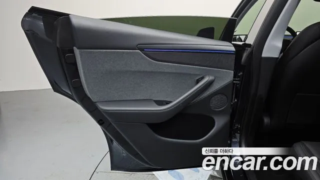 Tesla Model Y — Фото автомобиля 23