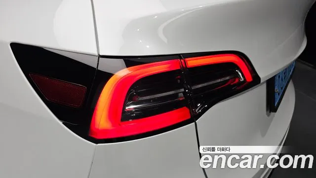 Tesla Model Y — Фото автомобиля 23