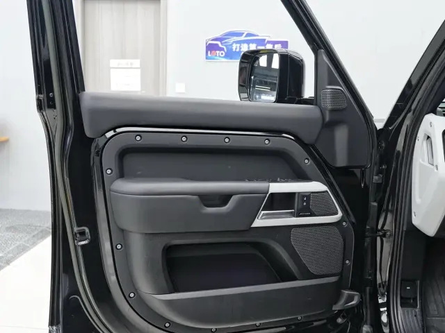 Land Rover Defender — Фото автомобиля 9