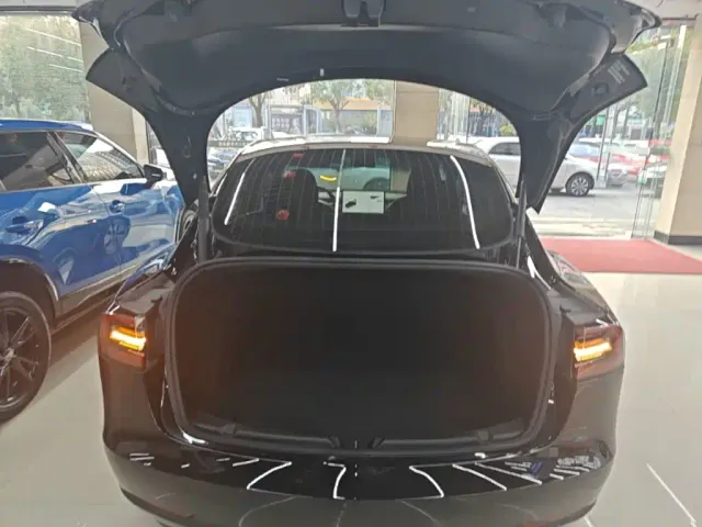 Tesla Model 3 — Фото автомобиля 18
