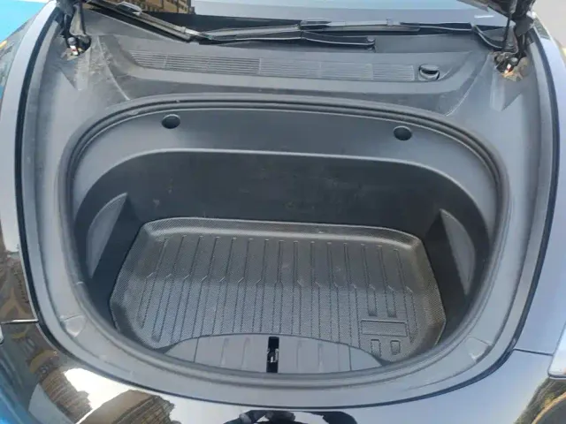 Tesla Model 3 — Фото автомобиля 10