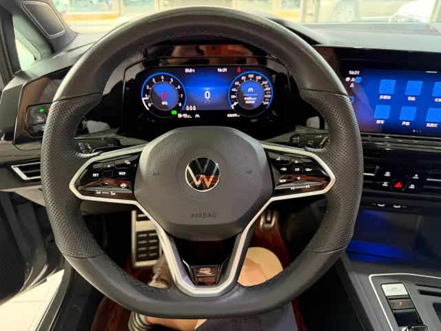 Volkswagen Golf — Фото автомобиля 12