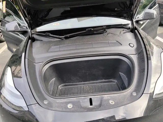 Tesla Model Y — Фото автомобиля 10