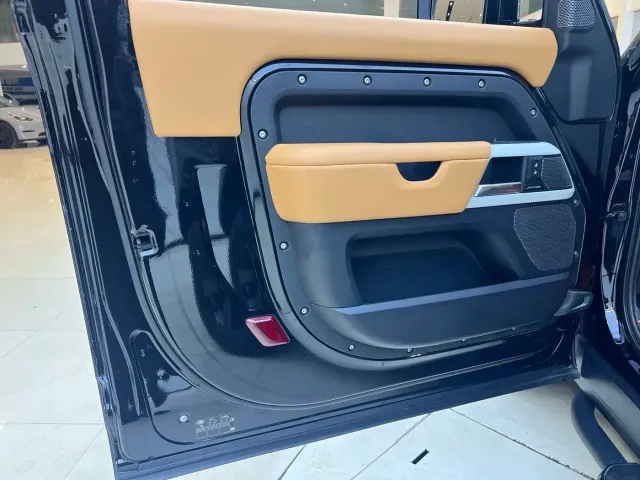 Land Rover Defender — Фото автомобиля 9