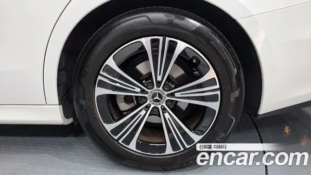 Mercedes-Benz E-Class — Фото автомобиля 21