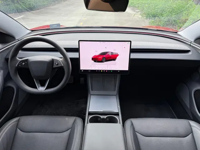 Tesla Model 3 — Фото автомобиля 15