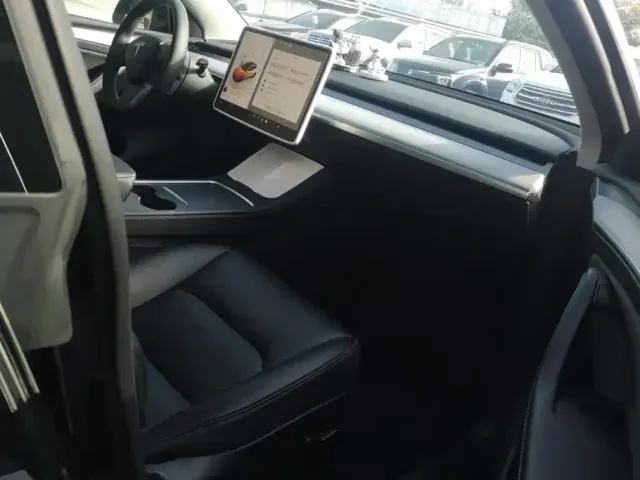 Tesla Model Y — Фото автомобиля 8