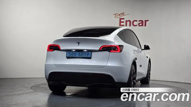Tesla Model Y — Фото автомобиля 3