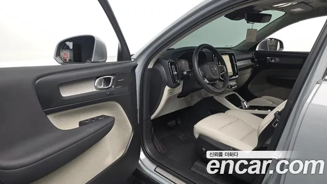 Вольво XC40 B4 Ultra Bright — Фото автомобиля 12