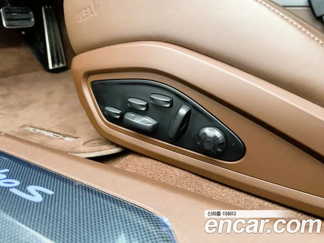 Porsche Taycan — Фото автомобиля 12