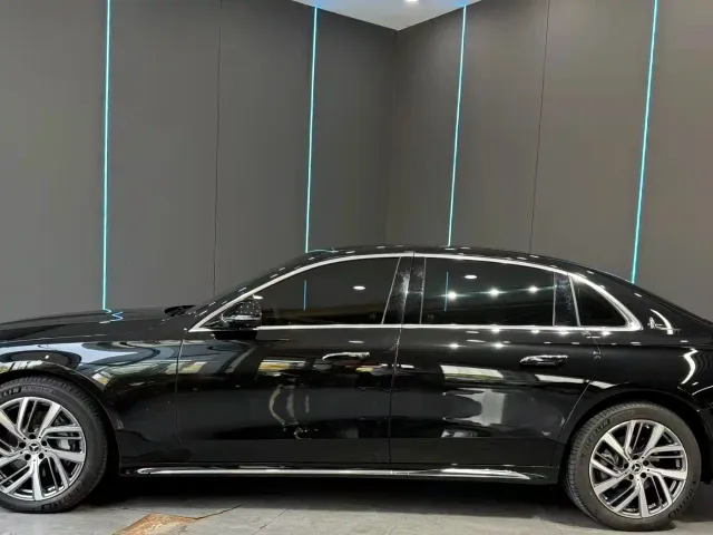 Mercedes-Benz E-Class — Фото автомобиля 4
