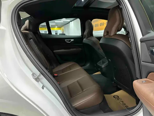 Volvo S60 — Фото автомобиля 11