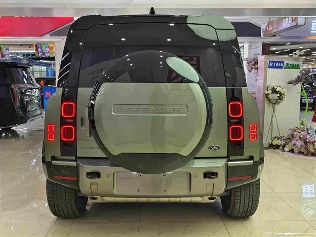 Land Rover Defender — Фото автомобиля 15