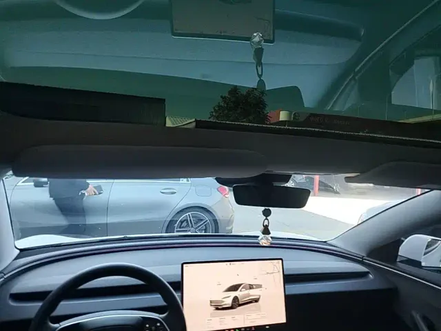 Tesla Model 3 — Фото автомобиля 17
