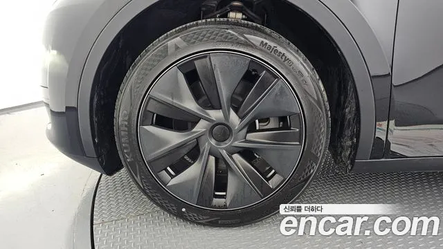 Tesla Model Y — Фото автомобиля 4