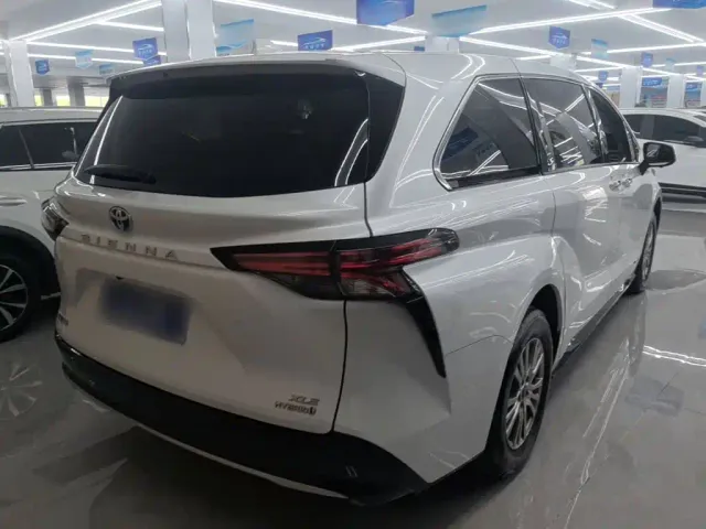Toyota Sienna — Фото автомобиля 4