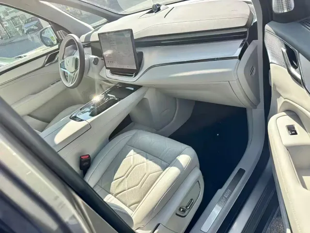 Volvo EM90 — Фото автомобиля 2