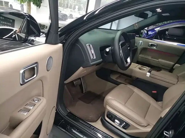Li Auto L7 — Фото автомобиля 15