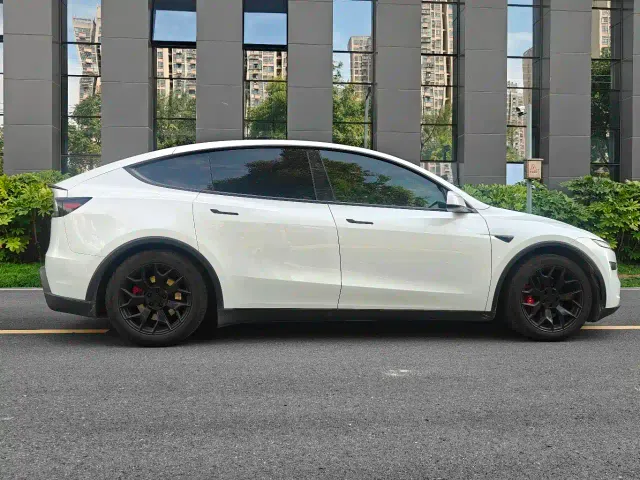 Tesla Model Y L — Фото автомобиля 6