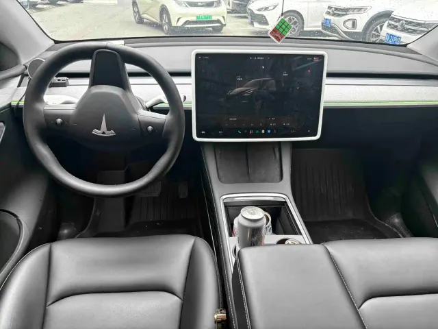 Tesla Model Y — Фото автомобиля 4