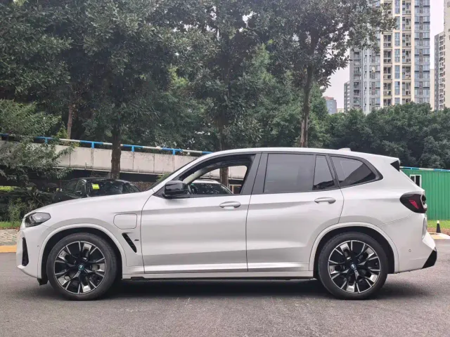 BMW iX3 — Фото автомобиля 4