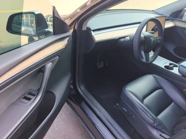 Tesla Model Y — Фото автомобиля 15