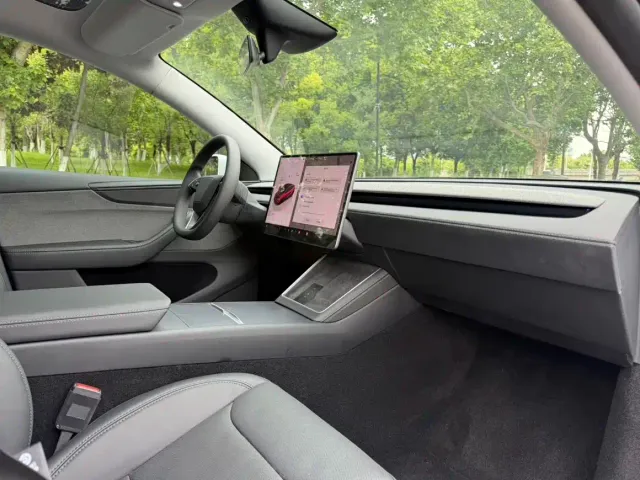 Tesla Model Y 2025 Rear-Wheel Drive — Фото автомобиля 10