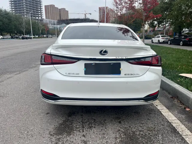 Lexus ES — Фото автомобиля 18